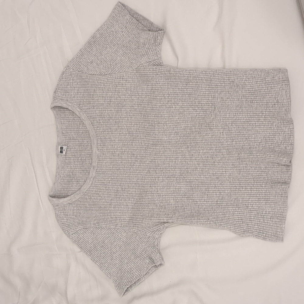 Uniqlo small gray stretchy shirt